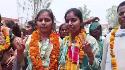 बदायूं: बदायूं के कादरचौक कस्बे में पिता की पंचर बनाने की दुकान, दो बेटियां बनीं सिपाही, घर में आईं खुशियां