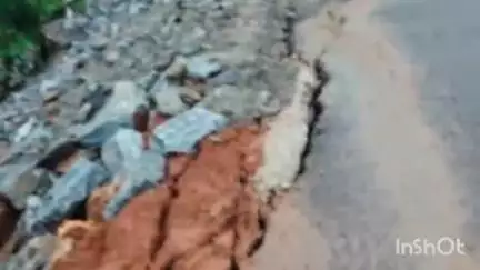 मांडू: कार्यपालक अभियंता को सड़क निर्माण के लिए समाजवादी पार्टी के नेता ने सौंपा आवेदन