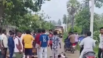 విరవ గ్రామంలో ఆటోను ఢీకొట్టిన వ్యాన్‌, ప్రమాదంలో ముగ్గురు మృతి, ఒకరు పరిస్థితి విషమం