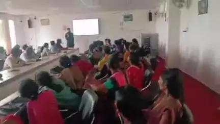 पाटन: प्रखंड विकास पदाधिकारी ने ब्लॉक लेवल ऑफिसर एवं सुपरवाइजर को बूथ का नजरी नक्शा बनाने का प्रशिक्षण दिया