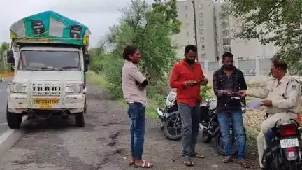 मंदसौर: एसपी के निर्देश पर मेडिकल कॉलेज के सामने यातायात पुलिस ने टू-व्हीलर व फोर-व्हीलर चालकों के खिलाफ की चालानी कार्रवाई