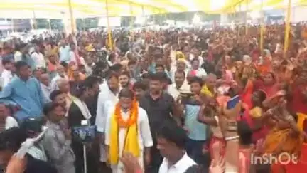 कुचायकोट: प्रखंड मुख्यालय स्थित उत्क्रमित मध्य विद्यालय में प्रशांत किशोर ने विशाल जनसभा को किया संबोधित