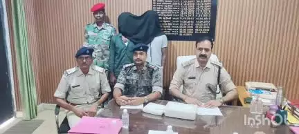 नौडीहा बाज़ार: करकटा और मंगराडिह ग्राम से पुलिस ने देशी कट्टे के साथ दो युवकों को किया गिरफ्तार