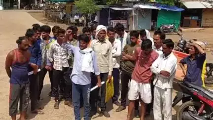 बक्स्वाहा: अवैध शराब बिक्री के खिलाफ ग्रामीणों का फूटा गुस्सा