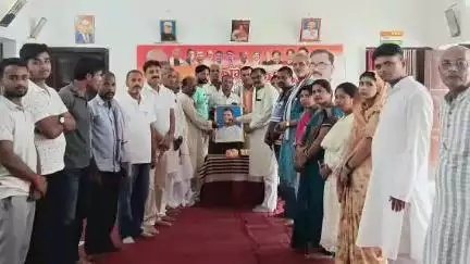 डुमरा: जिला कांग्रेस कार्यालय में मनाया गया राहुल गांधी का जन्मदिन, कुष्ठ कॉलोनी में बांटे फल
