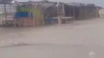 बदायूं: कछला में गंगा का बढ़ा जलस्तर, एक दर्जन से अधिक दुकानों में भरा पानी