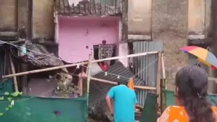 ফরিদপুর দুর্গাপুর: প্রবল বৃষ্টির জেরে দুর্গাপুরে CISF ব্যারাকের একটি আবাসনে দোতলার বারান্দা ভেঙে পড়লো