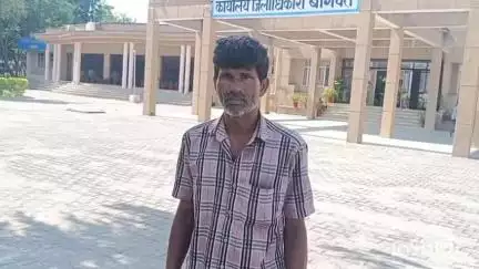 बागपत: गांधी गांव में पट्टे की भूमि पर दबंगों द्वारा कब्जा हटवाने की मांग को लेकर पीड़ित पहुंचे डीएम कार्यालय