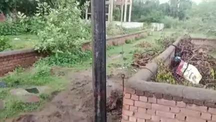 अनूपपुर: अनूपपुर वार्ड 2 में ठेकेदार की लापरवाही: बिना सुरक्षा मापदंडों के गाड़े गए 11 केवी बिजली खंभे#Jansamasya