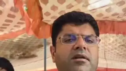 रेवाड़ी: रेवाड़ी HAU कॉलेज में धरने पर दुष्यंत: जाति पूछने वालों को चूड़ियाँ दो, सरकार तोड़ रही भाईचारा