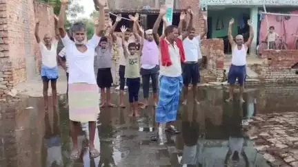 चंदौली: बिछिया में विकास भवन व कई सरकारी कार्यालय मौजूद, गांव में विकास नहीं,लोग कीचड़ वाले रास्ते से जाने को मजबूर #jansamasya