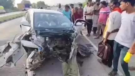 खागा: आरापुर NH2 में चलती कार का टायर फटने से हवा में उड़कर DCM से टकराई, दो गंभीर रूप से घायल, थरियांव का मामला