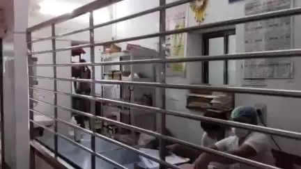 গোয়ালপোখর ১: গোয়ালপখর থানার লোধন ব্লক স্বাস্থ্য কেন্দ্রে চিকিত্সকের গাফিলতির কারণে মৃত্যু হল এক শিশুকন্যার অভিযোগ পরিবারের