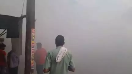 कोल: मीनाक्षी पुल पर चलती स्कॉर्पियो बनी धुएं का गोला, लोगों में मची अफरा-तफरी, ड्राइवर ने गाड़ी से कूदकर बचाई जान