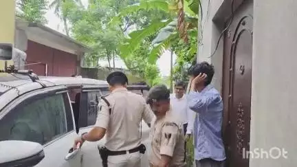 किशनगंज: जिले के मोतीबाग स्थित बिजली उपभोक्ता के बिजली बिल शून्य आने पर डीएम ने उपभोक्ता के घर पहुंच कर उन्हें सम्मानित किया