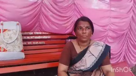 अमरावती: अमरावती जिल्हाधिकारी कार्यालय समोर महिलेचे 55 व्या दिवशीही आमरण उपोषण सुरू दखल न घेतल्याने आत्मदहनाचा इशारा