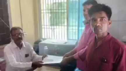 कटेया: कटेया में पंचायत उपचुनाव के लिए पांचवें दिन मुखिया पद हेतु तीन अभ्यर्थियों ने नामांकन दाखिल किया