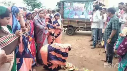 ସୋରଡା: ସୋରଡ଼ା ନିର୍ବାଚନ ମଣ୍ଡଳୀର ଗାଜଲ ବାଡ଼ି ପଞ୍ଚାୟତ ର ଗୋଚ୍ଛା ବାଡ଼ି ଗ୍ରାମରେ ବିକାଶ ବାହନ ରଥ କୁ ସ୍ୱାଗତ କଲେ ଗ୍ରାମବାସୀ