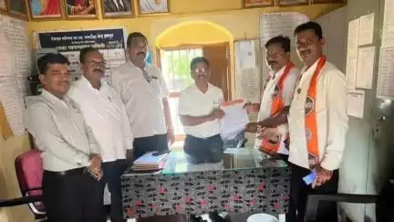 कन्नड: हिंदी सक्तीविरोधात मनसेचा पुढाकार; जिल्हा परिषद शाळांतील मुख्याध्यापकांना राज ठाकरे यांचे पत्र सुपूर्द