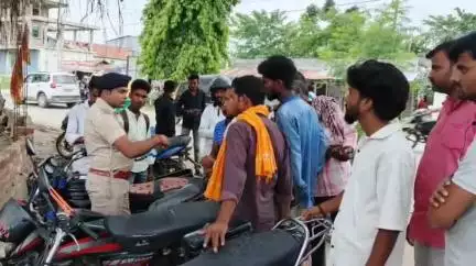 मधेपुरा: मधेपुरा में विशेष वाहन चेकिंग अभियान, 30 वाहनों से वसूला गया ₹76 हजार का जुर्माना