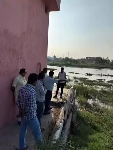 जसपुर: सिंचाई विभाग के अधिकारियों ने मुरादाबाद रोड पर ढेला नदी का किया निरीक्षण