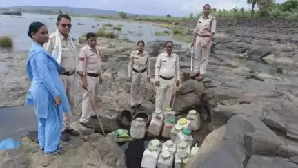 मंडला: देवदरा पंचायत के सहस्त्रधारा में आबकारी की दबिश, 160 लीटर शराब और 1900 किलो लाहन नष्ट किया