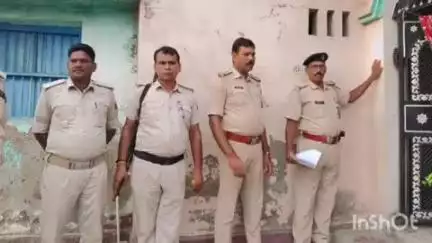 बरौली: फर्जीवाड़ा मामले में फरार आरोपित के घर बरौली पुलिस ने कोर्ट के आदेश पर चिपकाए इश्तहार, सरेंडर की अपील
