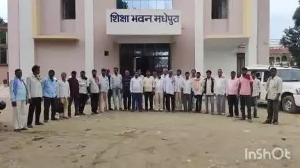 मधेपुरा: जिले के तीन प्रखंडों- मधेपुरा, शंकरपुर एवं गम्हरिया के टोला सेवक पुनर्बहाली को लेकर शिक्षा भवन पहुंचे