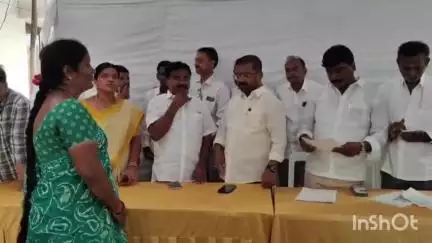 ఎమ్మెల్యే క్యాంపు కార్యాలయంలో 63 మంది సిఎంఆర్ఎఫ్ చెక్కులను లబ్ధిదారులకు అందించిన ఎమ్మెల్యే నాయిని రాజేందర్ రెడ్డి.