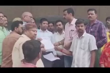 बलरामपुर: झारखंडी सरोवर विवाद पर हिंदू संगठनों ने DM को ज्ञापन दिया, कहा- यह सनातन धर्मावलंबियों की धार्मिक गतिविधियों का केंद्र है