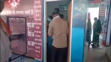 छिंदवाड़ा नगर: राजीव गांधी बस स्टैंड के आंचल कक्ष में अस्पताल का स्टोर रूम, नगर निगम ने ताला खोला, ऑक्सीजन सिलेंडर जब्त