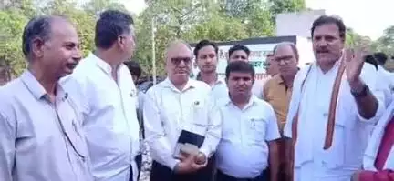 बुढ़ाना: बुढाना कस्बे के योगपूरा रोड पर उत्तर प्रदेश परिवहन निगम के आर एम व पूर्व विधायक उमेश मलिक ने किया बस स्टैंड का निरीक्षण