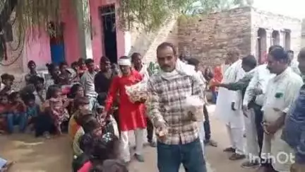 श्योपुर: कांग्रेसियों ने आदिवासी बस्ती में फल बांटे, कांग्रेस के पूर्व अध्यक्ष राहुल गांधी का जन्मदिन मनाया
