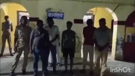 जलेसर: अवागढ़ थाना पुलिस ने अनाज मंडी के समीप जुआ खेलते 6 लोगों को गिरफ्तार किया, ₹13700 बरामद, FIR दर्ज