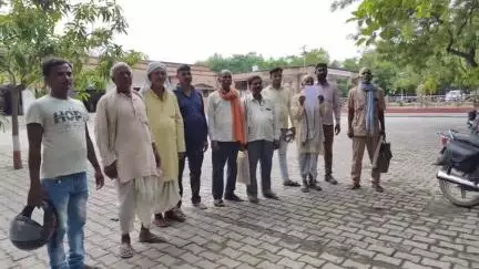 खलीलाबाद: ग्राम सिघौना में रेलवे लाइन की चिह्नित भूमि को राजस्व विभाग जंगल व बंजर बता रहा है, किसान मुआवजे से वंचित