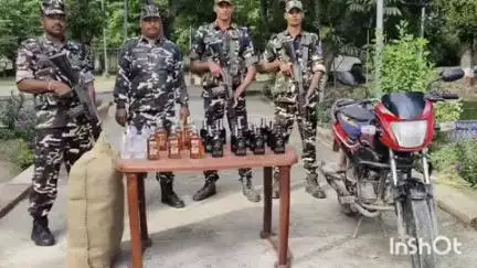 हरलाखी: गंगौर एसएसबी कैम्प के जवानों ने 143 बोतल शराब और बाइक की ज़ब्त, मौके से धंधेबाज फरार