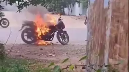 జగిత్యాల: మద్యం మత్తులో నడి రోడ్డుపై   బైక్ కు నిప్పు.మంటలు ఆర్పి వేసిన ఫైర్ సిబ్బంది