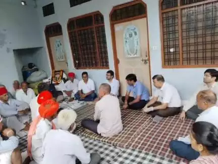 झाडोल: कलेक्टर नमित मेहता ने रूंदेड़ा और रोहिडा गांव में मृत यात्रियों के परिवारों से की मुलाकात