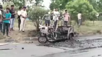 गायघाट: बेरुआ ढलान के पास एनएच 27 पर ई-रिक्शा में लगी आग, दो महिलाओं की दर्दनाक मौत