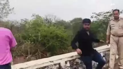 करेरा: महुअर नदी पुल किनारे खुले में मांस बेचने वालों पर करैरा पुलिस की सख्ती, दोबारा न बेचने की चेतावनी