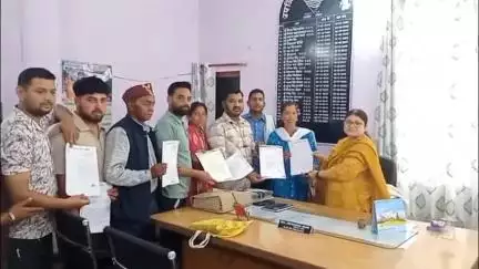 गरुड़: गरूड़ क्षेत्र में लगातार खुल रहे बियर बारों पर रोक लगाने के लिए नगर पंचायत गरूड़ के सभासदों ने SDM गरूड़ को सौंपा ज्ञापन