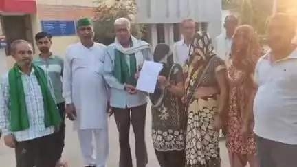 बुढ़ाना: बुढाना तहसील क्षेत्र के गांव की दो महिलाओं ने बिजली विभाग के कर्मचारियों पर छेड़खानी का आरोप लगाया, पुलिस को दी तहरीर