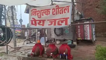 कन्नौज: कन्नौज में भगवान आनंदेश्वर मंदिर सेवा समिति ने की शीतल पेय की व्यवस्था, श्रद्धालुओं को मिल रही गर्मी से राहत