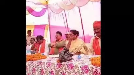 ज़ीरादेई: हरपुर गांव में पूर्व उपमुख्यमंत्री रेणु देवी के पहुंचने पर कार्यकर्ताओं ने फूल मालाओं से किया भव्य स्वागत