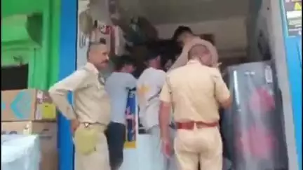 सिधौली: सिधौली में एटीएम से रुपए निकालते समय कार्ड चोरी, दो बदमाश छीनकर हुए फरार, सीसीटीवी में कैद हुई वारदात