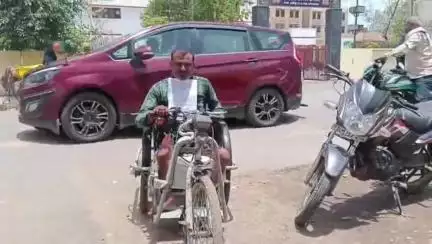 राठ: राठ कस्बे की नवीन गल्लामंडी के पास दबंगों ने दिव्यांग दुकानदार को दुकान खोलने से रोका, जान से मारने की दी धमकी