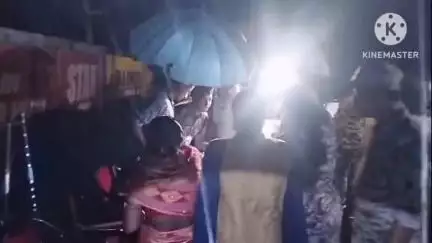 মাথাভাঙা ১: গোপন সূত্রে খবর পেয়ে নিশিগঞ্জ পুলিশ ফাঁড়ির পুলিশ প্রায় ১৩ কেজি গাঁজা উদ্ধার করে এবং দুই মহিলাকে গ্রেফতার করে