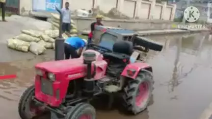पानीपत: समालखा: सीमेंट से भरी ट्रॉली पलटी, बरसाती पानी जमा होने से हादसा, एक दिन पहले ट्रैक्टर भी पलटा था