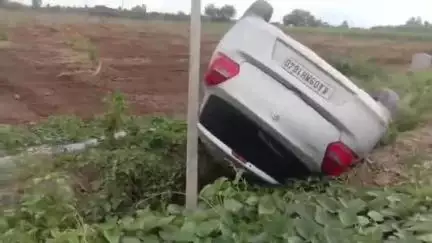 ಯಳಂದೂರು: ಗುಂಬಳ್ಳಿ ಬಳಿ ಕಾರು ಪಲ್ಟಿ, ಯುವಕರು ಪ್ರಾಣಾಪಾಯದಿಂದ ಪಾರು