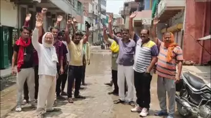 ज्ञानपुर: गोपीगंज में जलजमाव से परेशान लोगों ने किया प्रदर्शन, नगर पालिका पर अनदेखी का आरोप